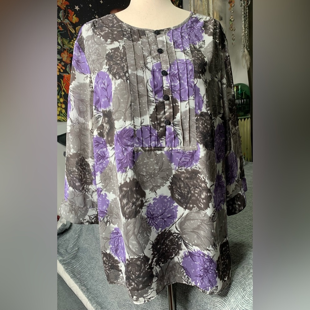 3/$10 Style & Co Woman Floral Printed Pintuck
Pleated Blouse semi sheer Size 18W